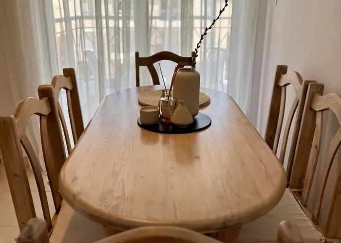 Modern Two Bedroom 2025- Renovated With Pool