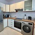 Apartman Modern Two Bedroom 2025- Renovated With Pool
