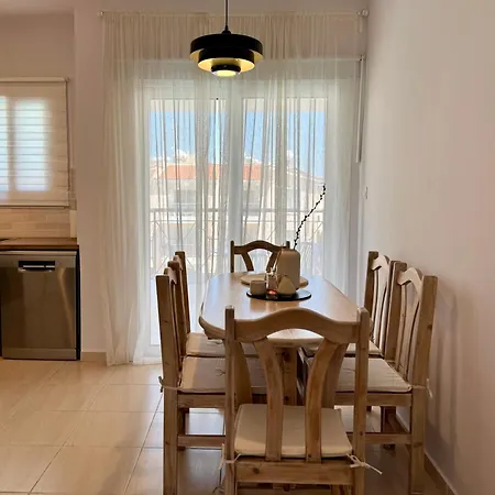Apartment Modern Two Bedroom 2025- Renovated With Pool *