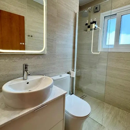 Modern Two Bedroom 2025- Renovated With Pool