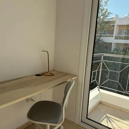 Modern Two Bedroom 2025- Renovated With Pool דירה