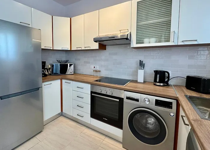 Apartman Modern Two Bedroom 2025- Renovated With Pool