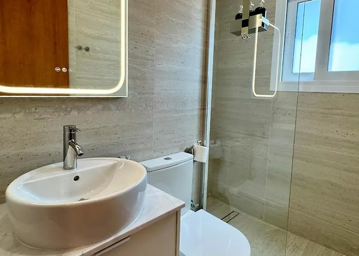 Modern Two Bedroom 2025- Renovated With Pool