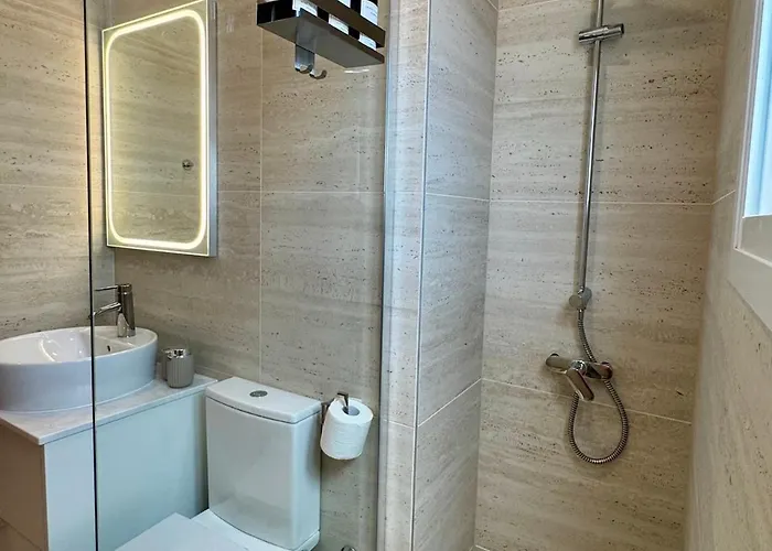 Apartmán Modern Two Bedroom 2025- Renovated With Pool